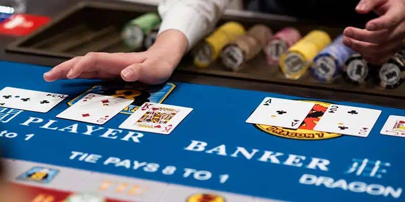 Người chơi Baccarat có thể cược vào ba cửa Player, Tie và Banker